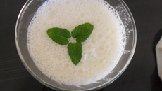 Suco de abacaxi com hortelã e gengibre