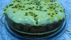 Bolo de chocolate com mousse de maracujá