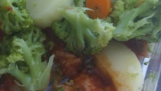 Peixe à milanesa no forno com legumes