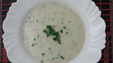 Sopa cremosa de couve em flor com carne