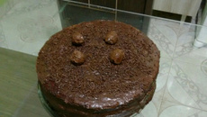 Bolo com recheio de cupuaçu e cobertura de chocolate - fantástico