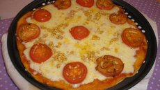 Pizza de mussarela, tomate e alho