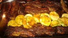 Costelinha suína assada com abobrinha italiana