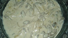 Iscas aceboladas com molho