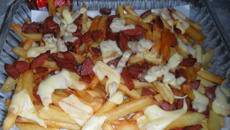 Porção de batata com bacon e calabresa