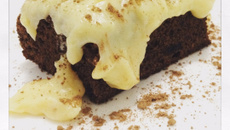 Bolo de Oreo com cobertura de leite em pó