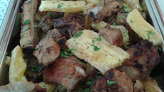 Costelinha de porco assada com mandioca