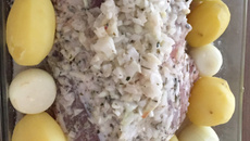 Lombo de porco com batatas e cebolas ao forno