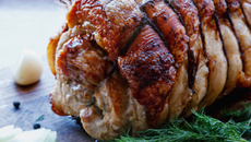 Pancetta recheada com linguiça, bacon e farofa de cebola Yoki