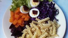 Salada de macarrão ao molho de iogurte e salsinha