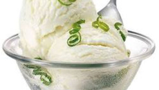 Sorvete de leite moça refrescante