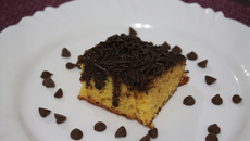 Bolo de cenoura com maçã e gotas de chocolate