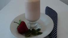 Vitamina de morango e limão siciliano com Ades