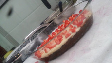 Torta-pavê de negresco com morangos