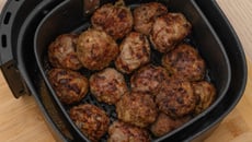 Bolinho de carne moída saudável na fritadeira elétrica sem óleo