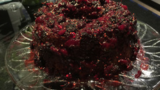 Bolo de cenoura chique com calda de morango e amora