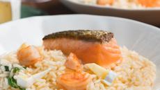 Risoto de camarão e salmão com queijo brie