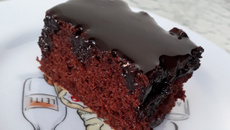 Bolo de chocolate molhadinho e fofinho com calda de chocolate