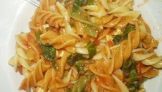 Parafuso com escarola, frango e tomates frescos