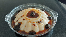 Flan de coco com ameixa
