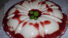 Manjar branco com calda de morango