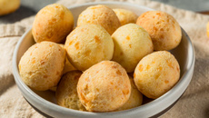 Pão de queijo de tapioca na airfryer prático que rende muito para fazer nas férias