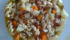 Sopa de macarrão com carne moída