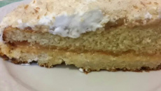 Bolo de amendoim com doce de leite
