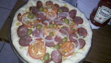 Pizza mista (mussarela, presunto e calabresa)