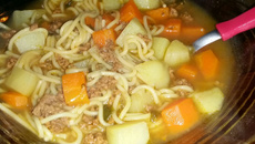 Sopa de legumes e carne
