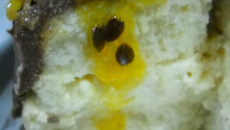 Bolo mousse de maracujá com cobertura de chocolate