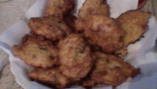 Bolinho de arroz com calabresa e alho