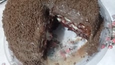 Bolo de morango com brigadeiro