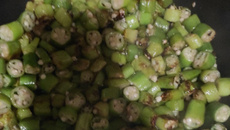 Frango com quiabo e polenta