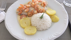 Filé de tilápia com molho de limão com camarão