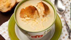 Sopa de cebola com queijo