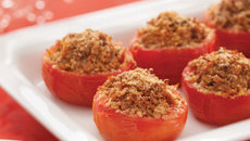 Tomates recheados com ragu de pernil