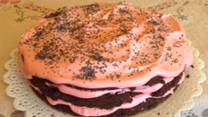 Bolo de chocolate e merengue de morango