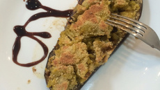 Barcas de berinjela com purê de batata doce