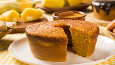 Bolo de fubá branco com capim cidreira e gengibre