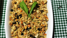 Farofa de frango, passas e castanhas