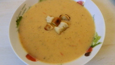 Sopa de tomate e manjericão