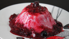 Flan de iogurte e frutas vermelhas