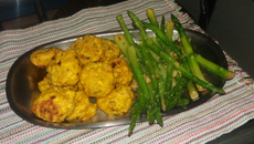 Almôndegas assadas de frango com aspargos