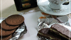 Alfajor à base de biscoito maria e recheio de brigadeiro branco da ABIMAPI