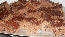 Bolo de chocolate com calda de chocolate