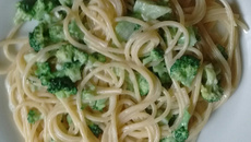 Macarrão ao molho de iogurte com brócolis