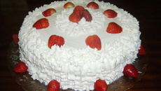 Bolo de baunilha e morango