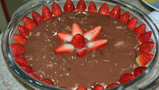 Bombom na travessa com morango