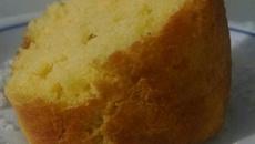 Bolo de fubá com laranja